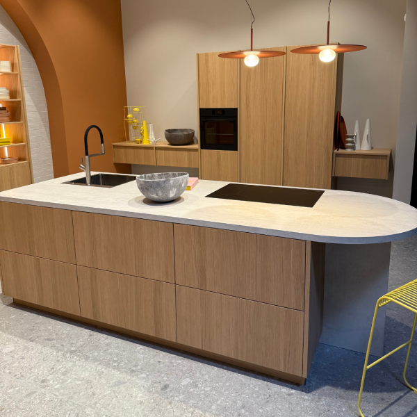 afgerond werkblad gecombineerd met keukenfronten in houtmateriaal.